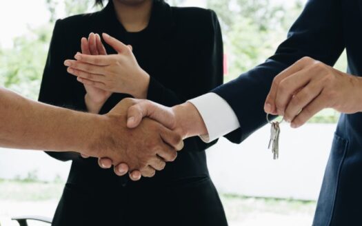 stretta di mano tra venditore e acquirente in presenza dell'agente immobiliare