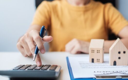 persona calcola tasse e costi per acquisto seconda casa