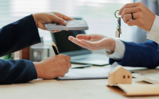 persona firma contratto di locazione mentre consegna cauzione in cambio delle chiavi