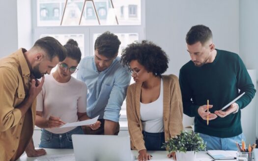 cointestatari di un contratto di affitto ragionano sulle clausole