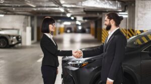 acquirente e agente si danno la mano per acquisto garage posto auto