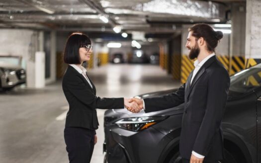 acquirente e agente si danno la mano per acquisto garage posto auto